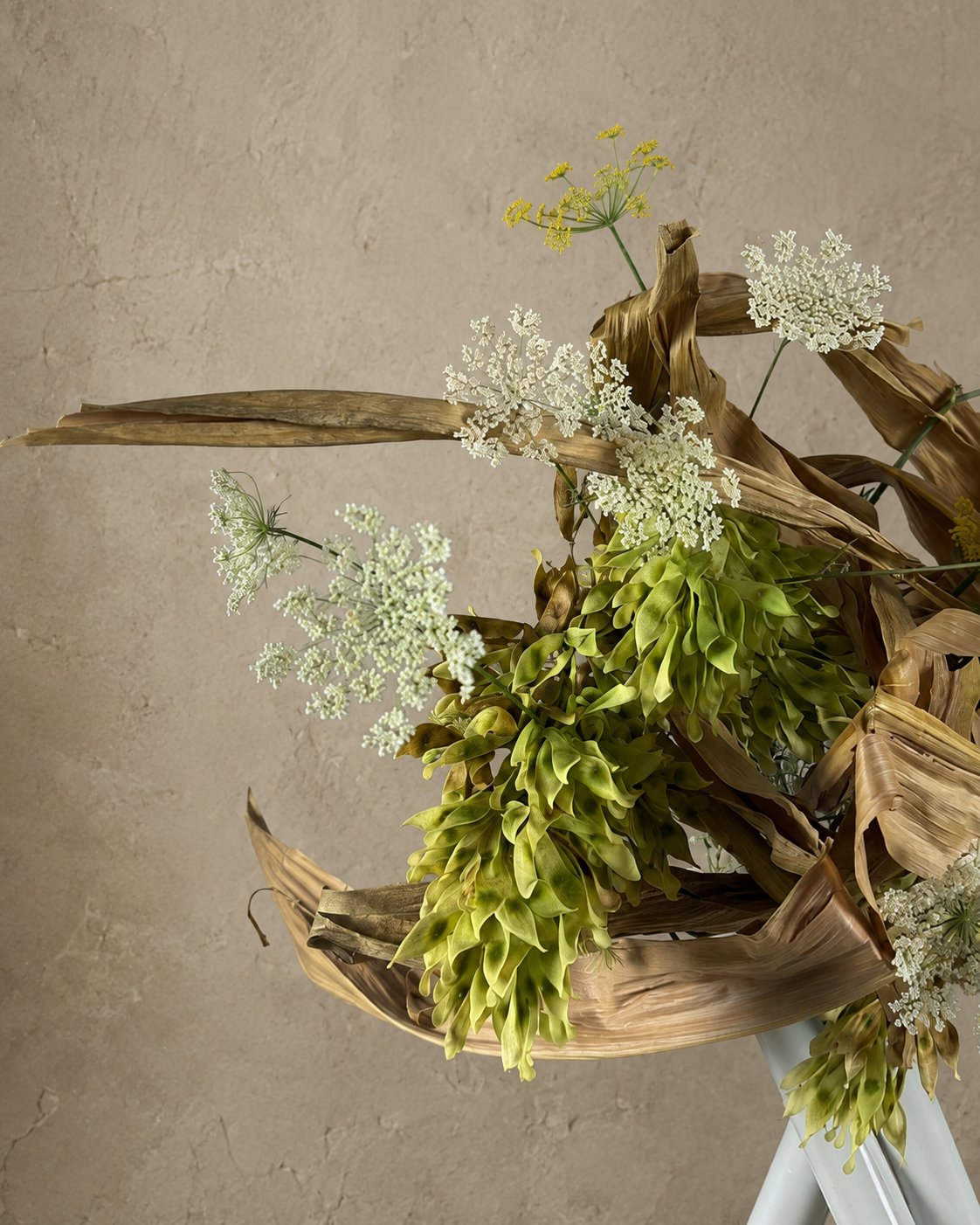 Ikebana arrangement "folded light" by arya flowerslab, Macerata
