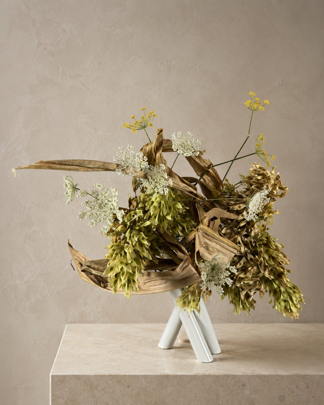 Ikebana arrangement "slow gesture" by arya flowerslab, Macerata