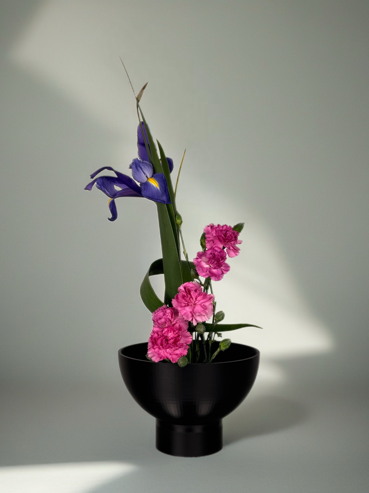 Ikebana arrangement "quiet ascent" by arya flowerslab, Macerata