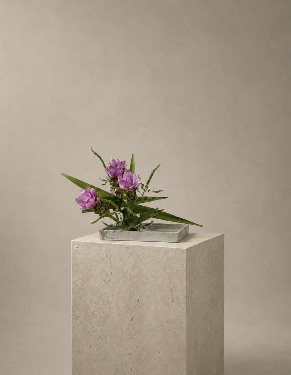 Ikebana arrangement "gentle weight" by arya flowerslab, Macerata