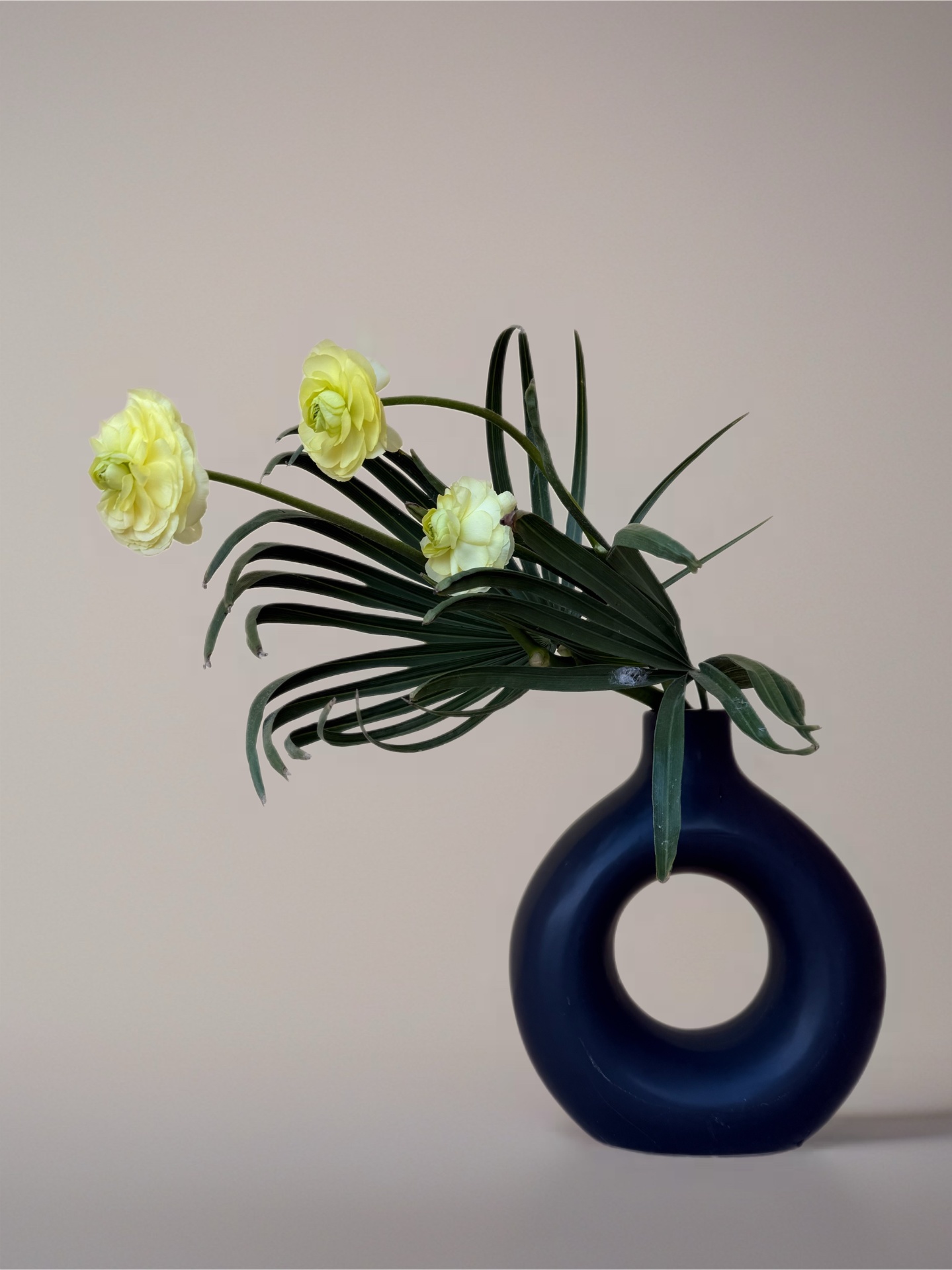 Ikebana arrangement "soft radiance" by arya flowerslab, Macerata