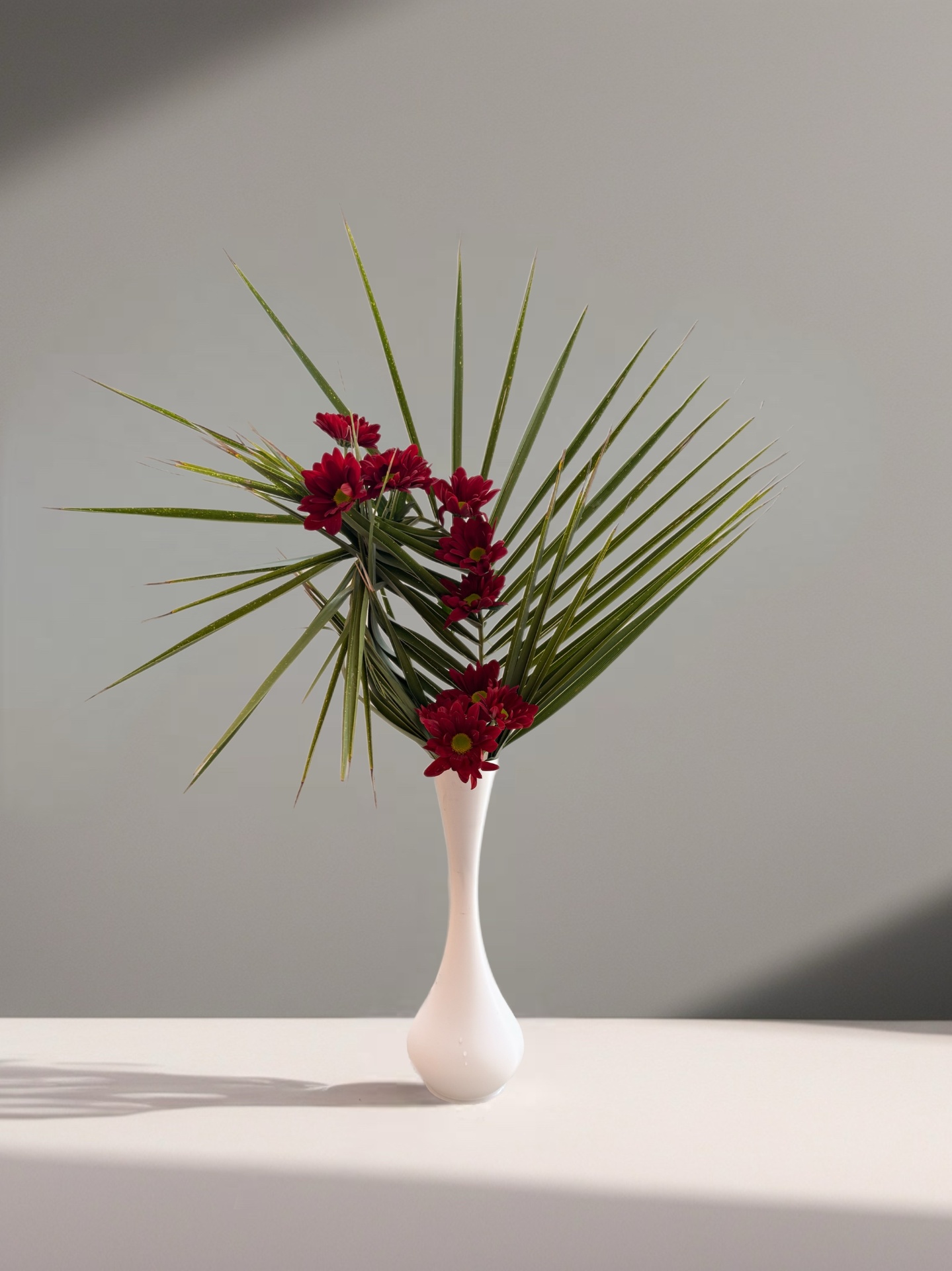 Ikebana arrangement "sunlit fan" by arya flowerslab, Macerata