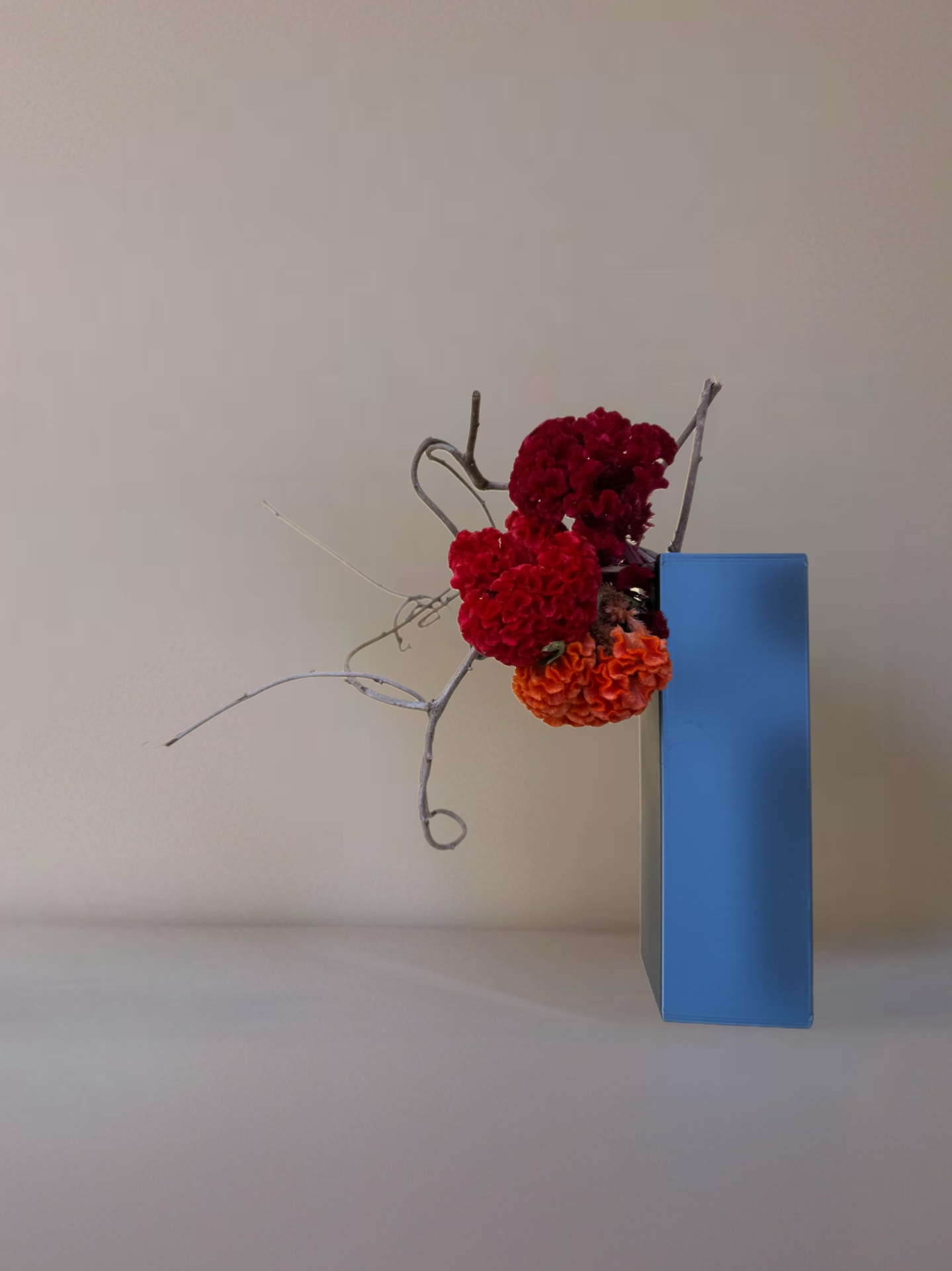 Ikebana arrangement "crimson bloom" by arya flowerslab, Macerata