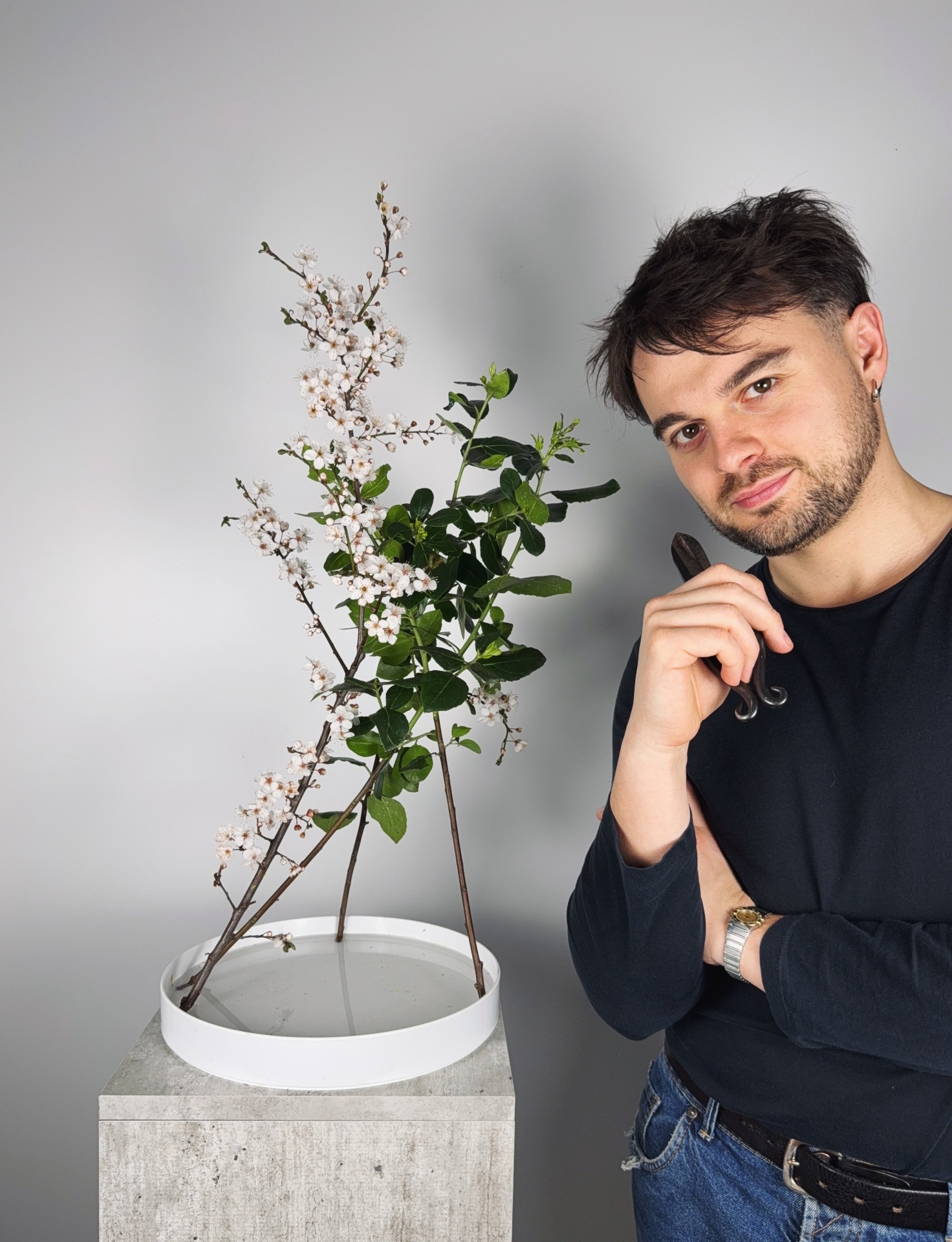 Federico con composizione ikebana di fiori di ciliegio