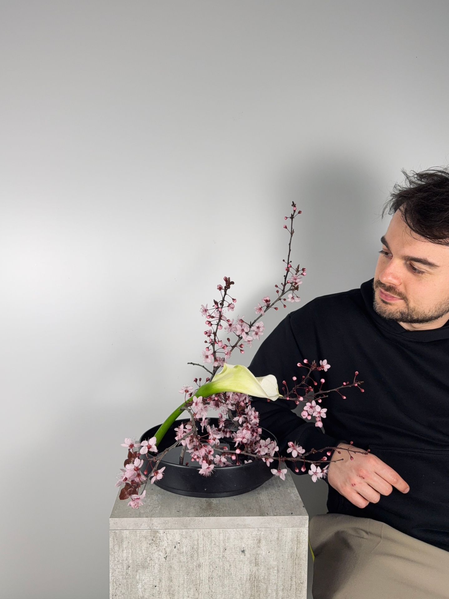 Federico con composizione ikebana di fiori di ciliegio e calla