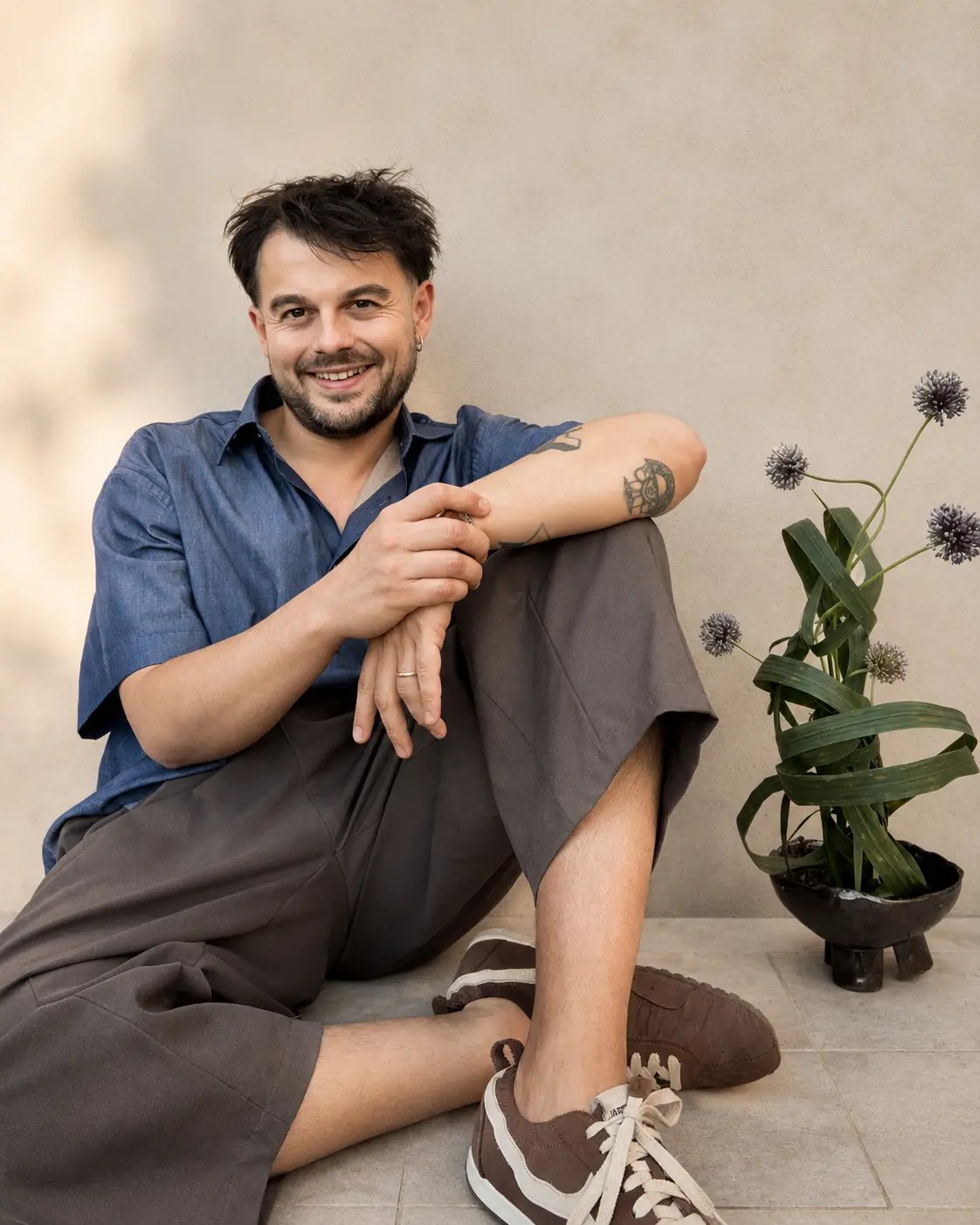 Federico Gasparrini con una composizione di agapanti