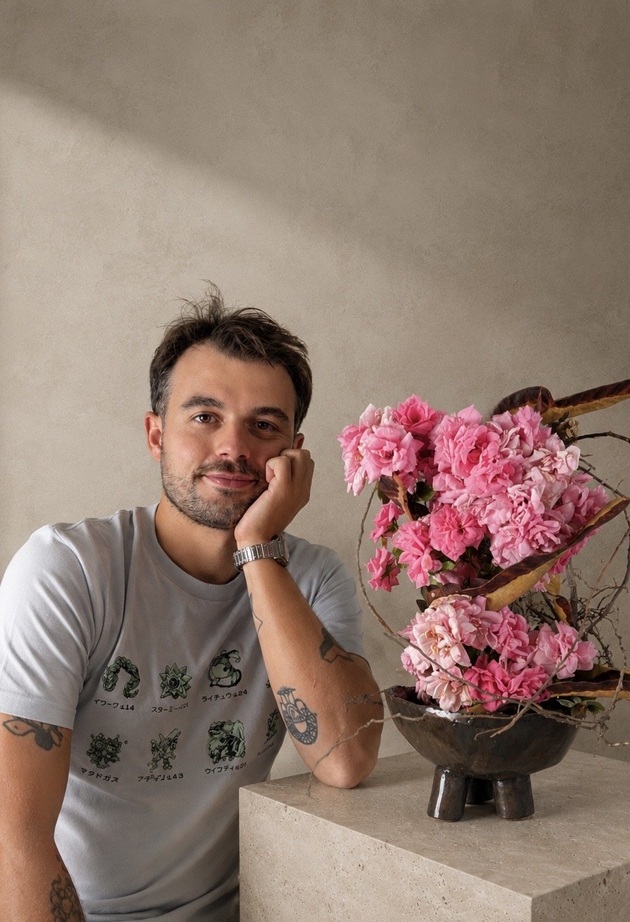Federico Gasparrini con una composizione di azalee