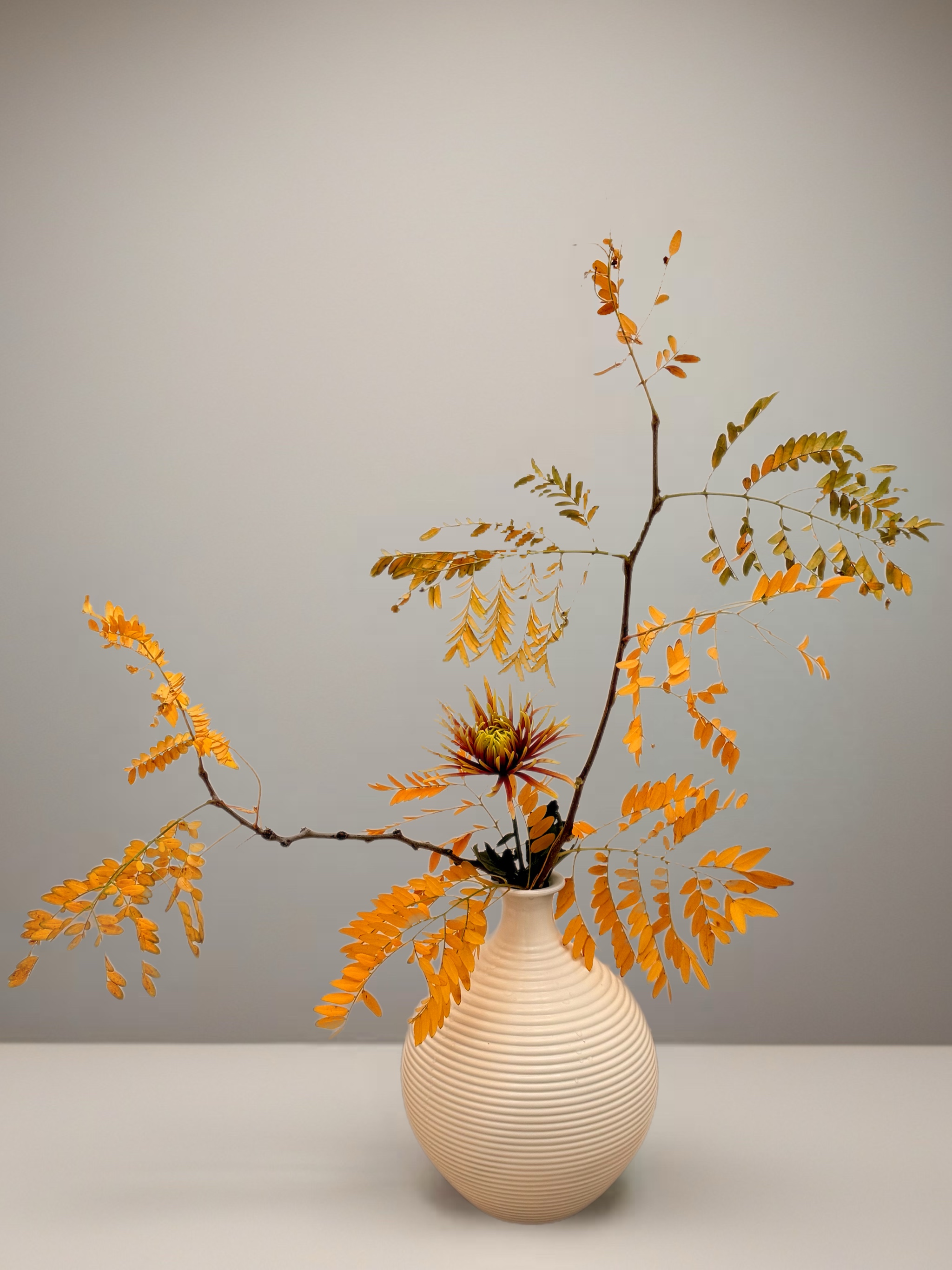 Ikebana arrangement "a dialogue in gold" by arya flowerslab, Macerata