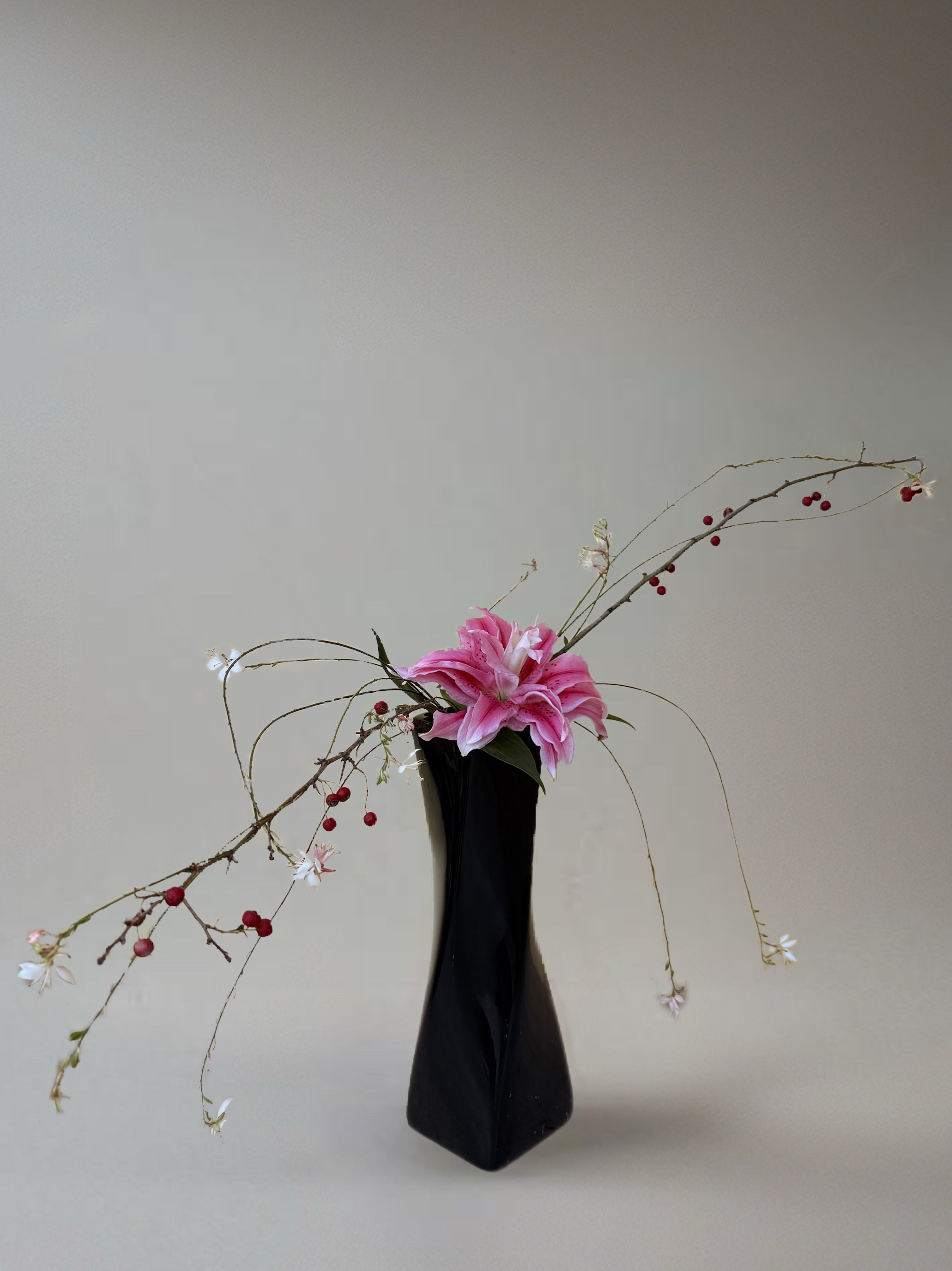 Ikebana arrangement "light becoming form" by arya flowerslab, Macerata