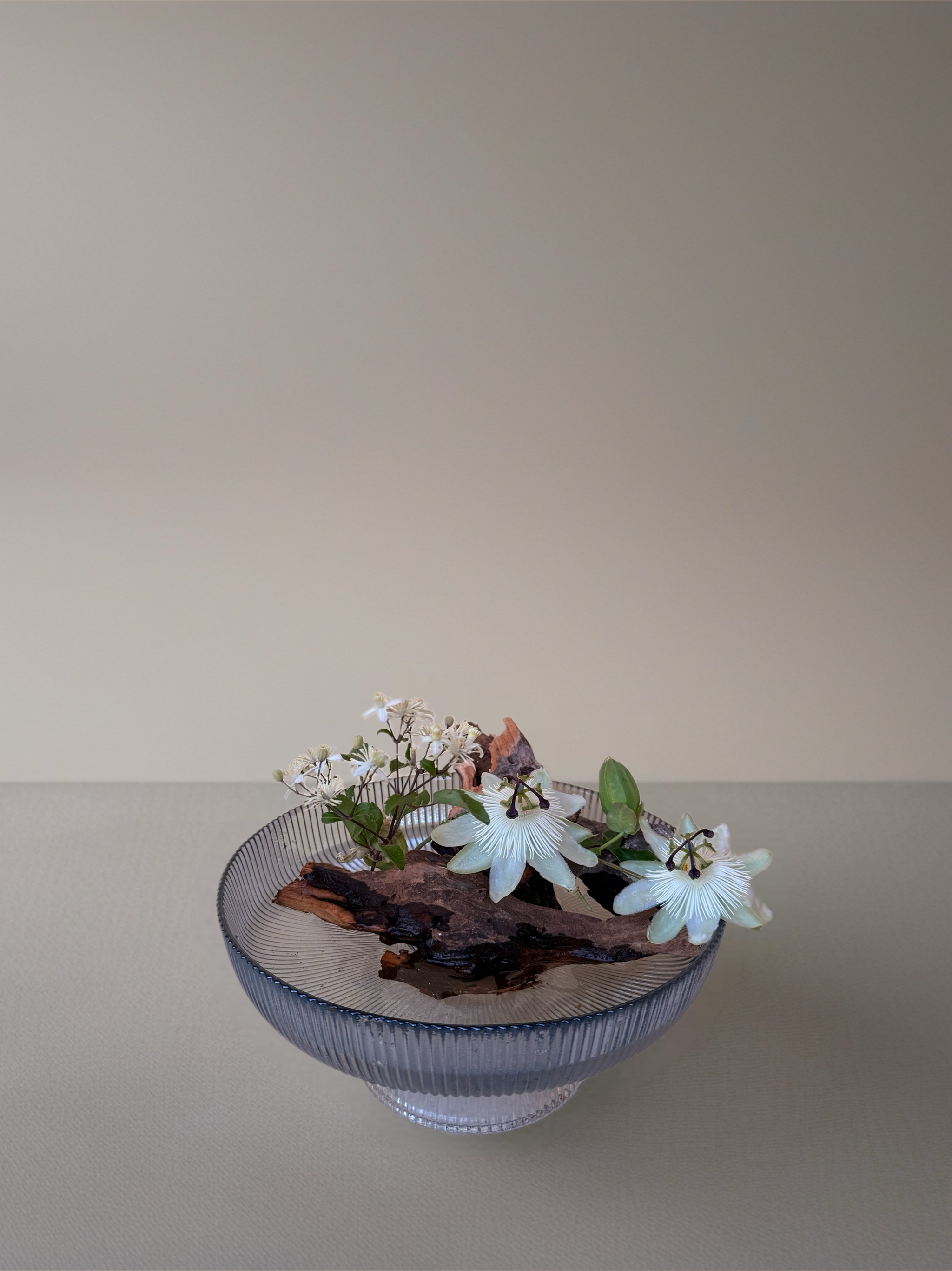 Ikebana arrangement "luminous pause" by arya flowerslab, Macerata
