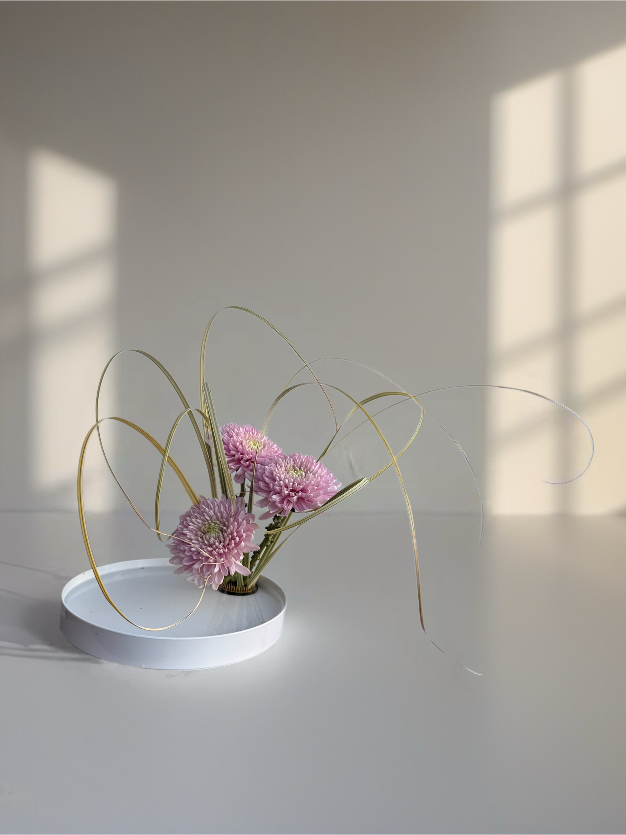 Ikebana arrangement "tender radiance" by arya flowerslab, Macerata