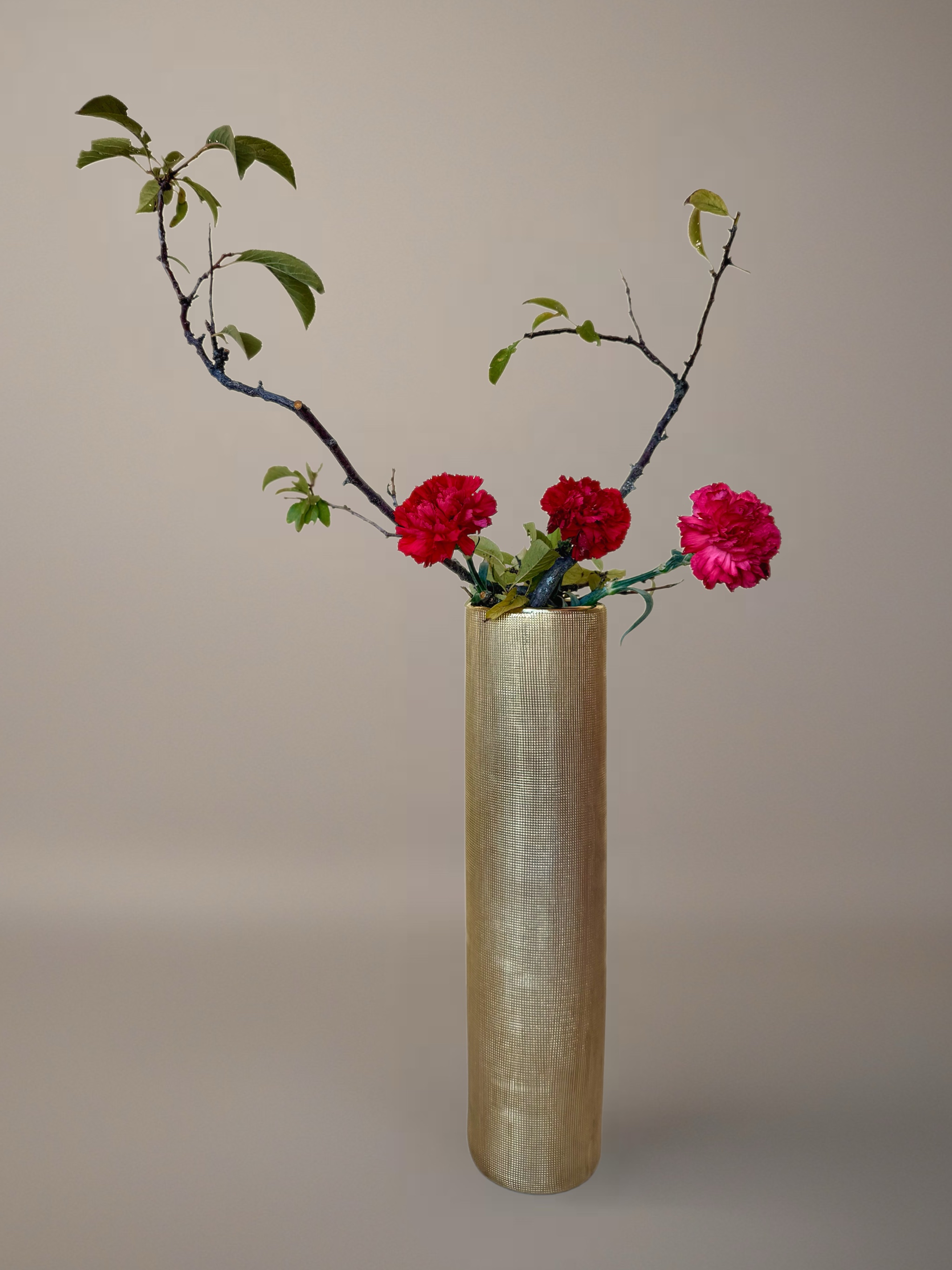 Ikebana arrangement "suspended harmony" by arya flowerslab, Macerata